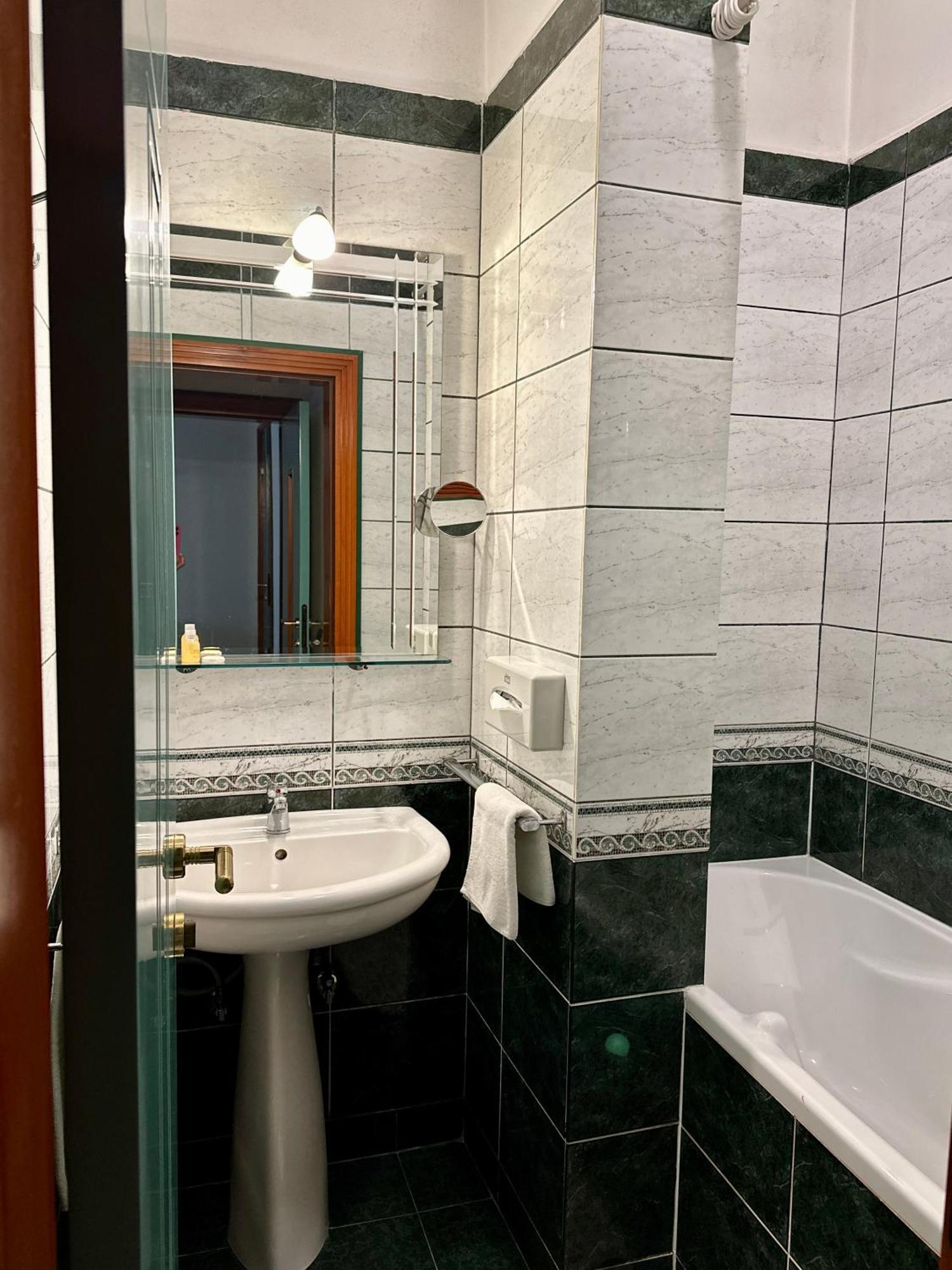 Central 25 Podgorica Luaran gambar